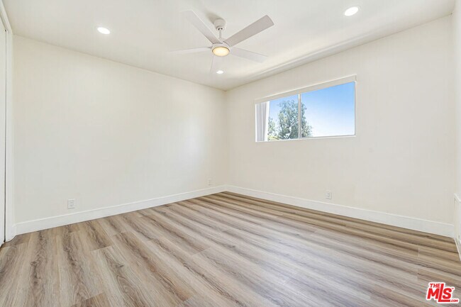 Building Photo - 8208 Romaine St