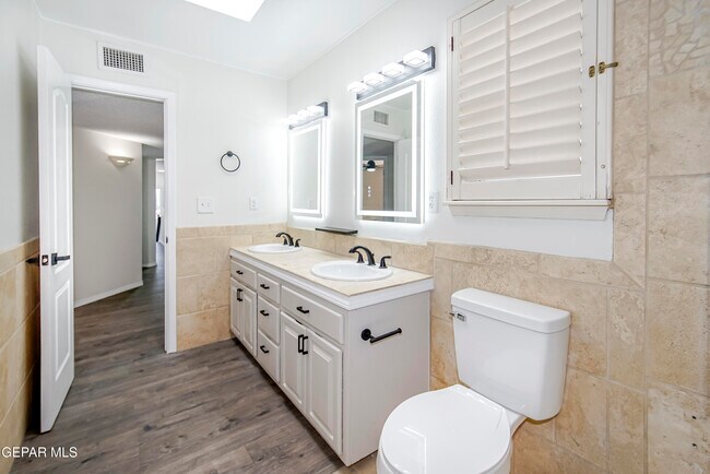 Building Photo - 6529 Jim De Groat Dr