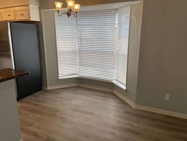 Building Photo - 2306 Cambridge Ct N