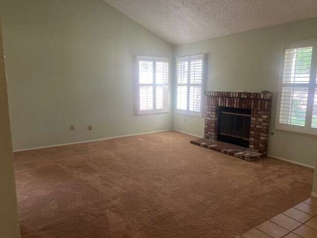 Building Photo - Beautiful 3 Bedroom, 2 Bathroom Sylmar Home! Ready for Move-In!