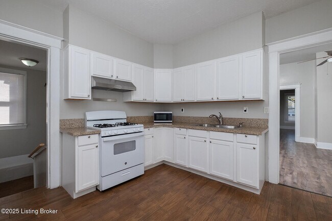 Building Photo - 925 W Evelyn Ave