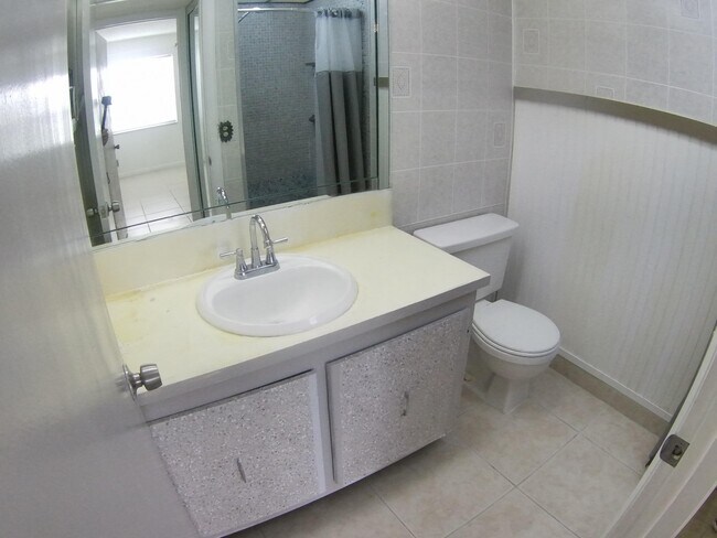 Building Photo - 556 Capri L