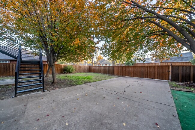 Building Photo - 2301 Summit Dr