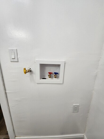 Building Photo - 137 E R St