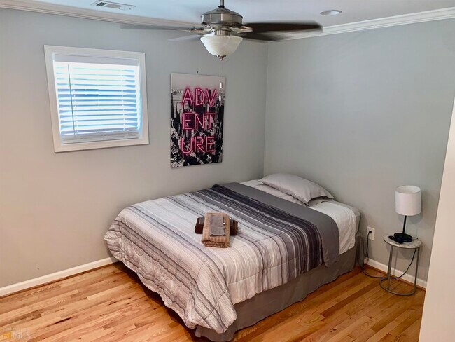 Building Photo - 1637 Laurel Ave NW