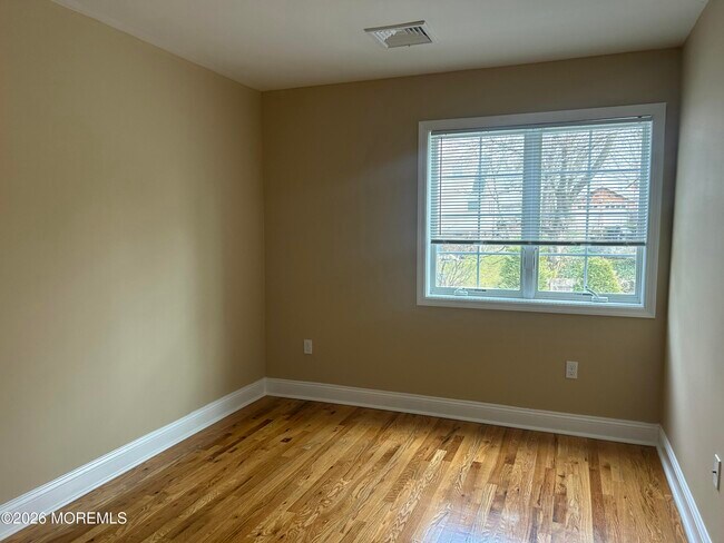 Building Photo - 45 Beers St