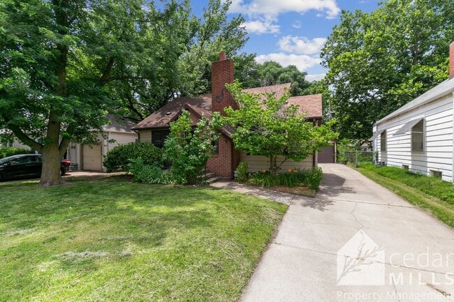 Building Photo - Updated 2 Bedroom Home with Additional Upstairs Loft just South of Kellogg