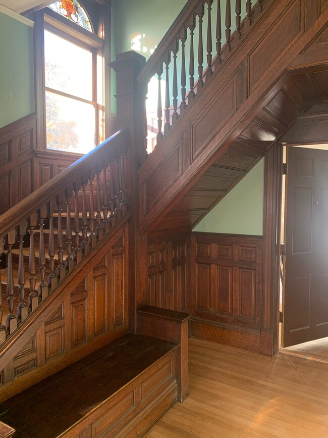 Building Photo - 822 3rd St S