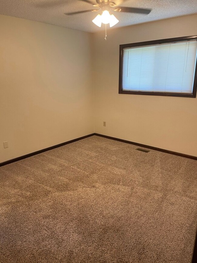 Building Photo - Spacious 4 bed 1.5 Bath Ranch-Style Home i...