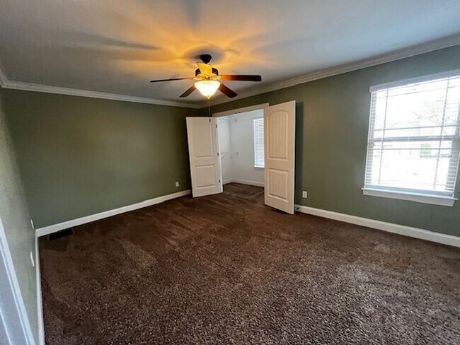 Building Photo - Move in Special, 1/2 off first months rent! Beautiful 2 Bedroom 2.5 Bathroom townhouse