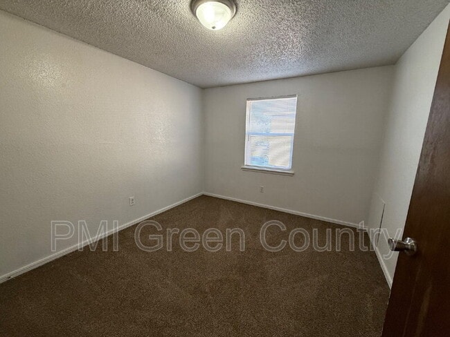 Building Photo - 404 E Redwood St