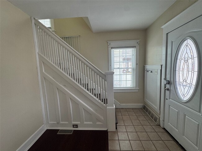 Building Photo - 66 Cook St