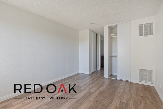 Building Photo - Amazing Top Floor One Bedroom with Spaciou...