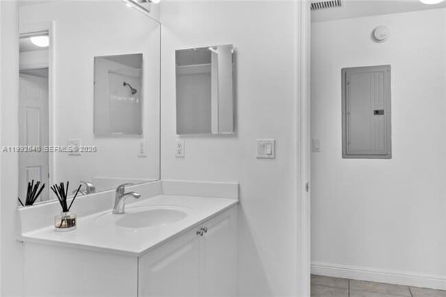 Building Photo - 888 Douglas Rd