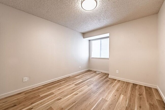 Building Photo - Renovated Charming 2-Bedroom Duplex