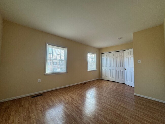 Building Photo - Beautiful 3 Bed 3 Bath Brick Townhome In Springfield Square