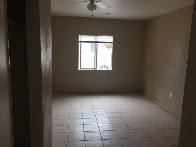 Building Photo - Stunning single story house single family.