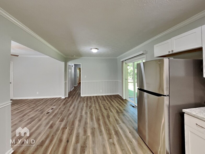 Building Photo - 906 King Dr SE