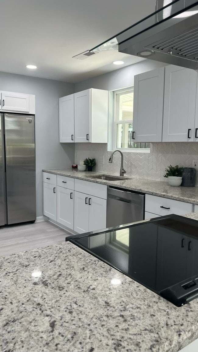 Building Photo - 806 Aileen Ave