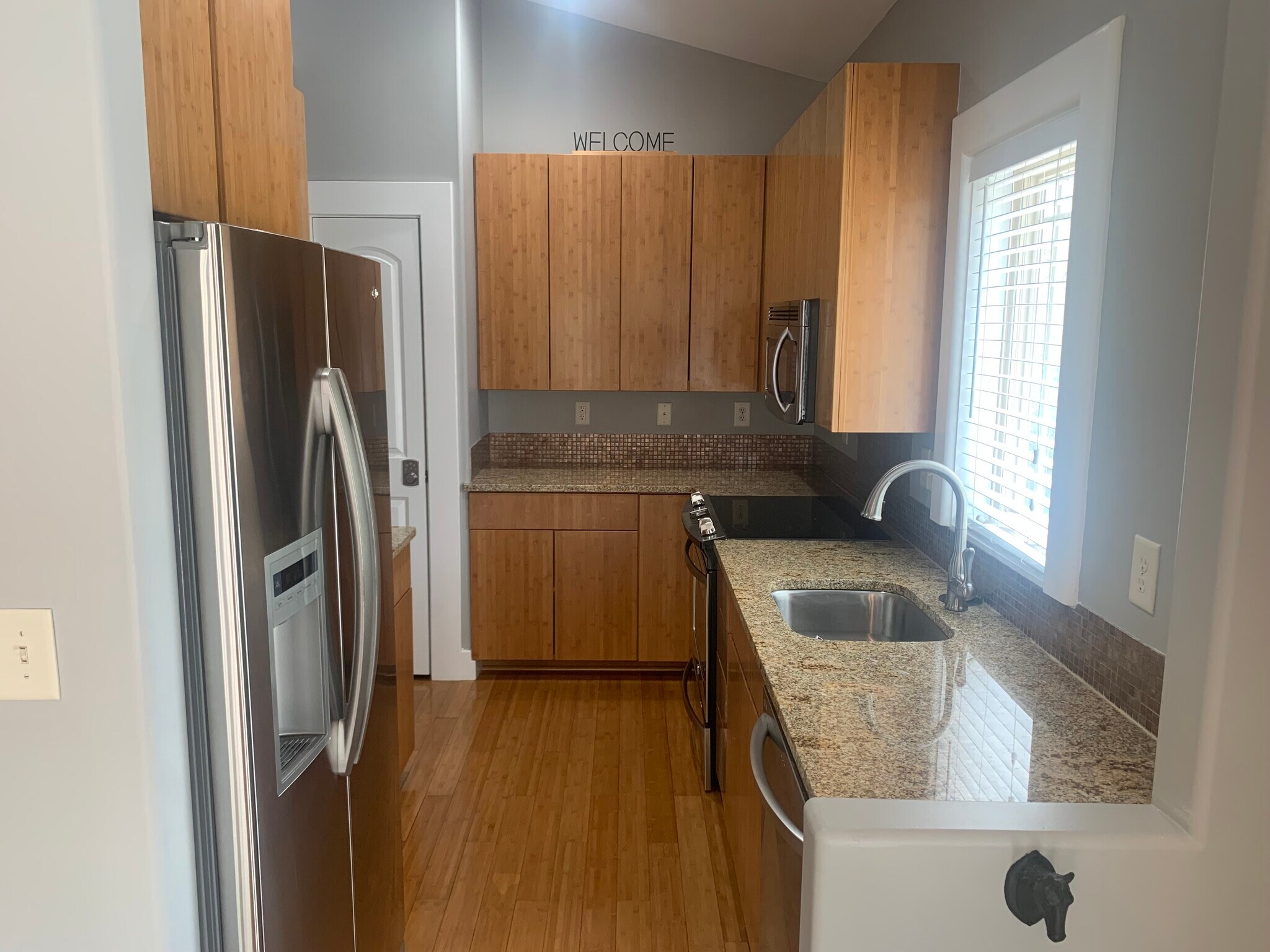 Kitchen - 350 Mohawk Dr