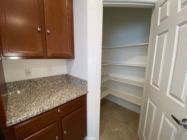 Building Photo - NW Reno Large Townhouse Sterling Ridge at ...