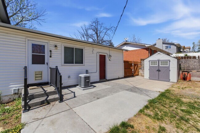 Building Photo - 1415 Holmes Dr