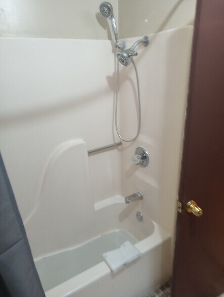 bathtub - 3303 Peaceway Dr