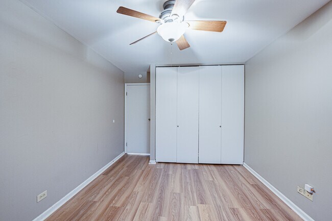 Building Photo - 5801 Oakwood Dr