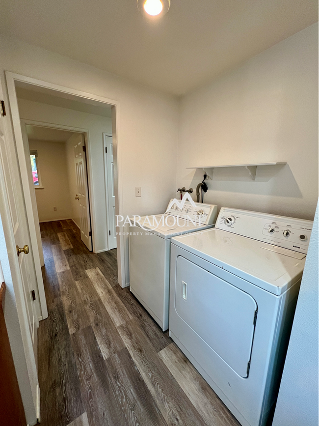 Building Photo - Cute 2 Bedroom + Den Duplex in Gig Harbor