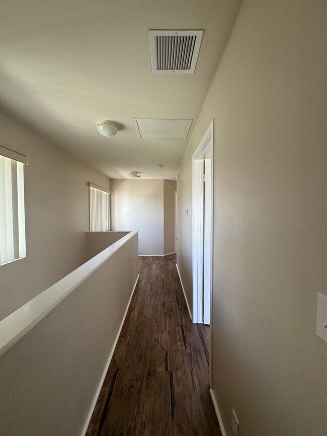 Building Photo - Beautiful 3 Bedroom with 2.5 Bathroom Home...