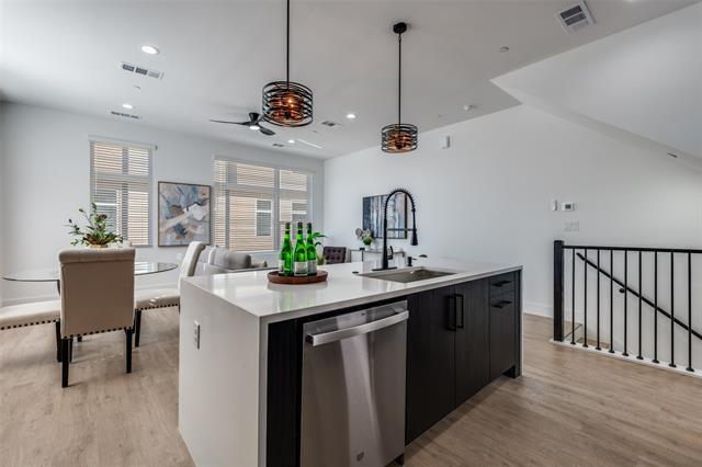 Building Photo - 723 W 10th St