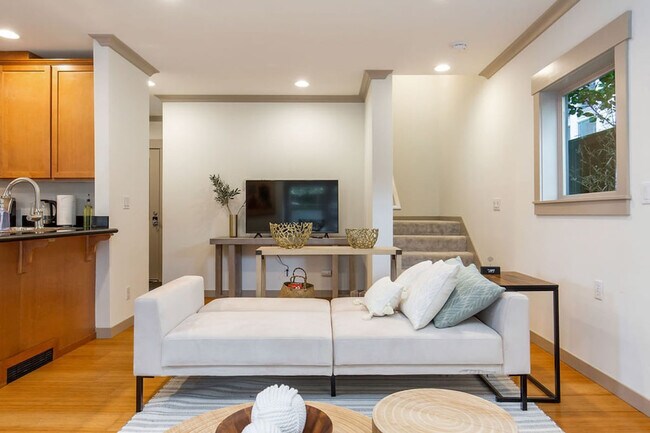 Building Photo - 316 19th Ave