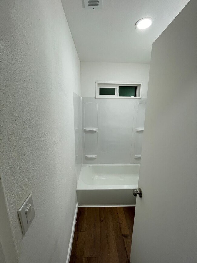 Building Photo - 651