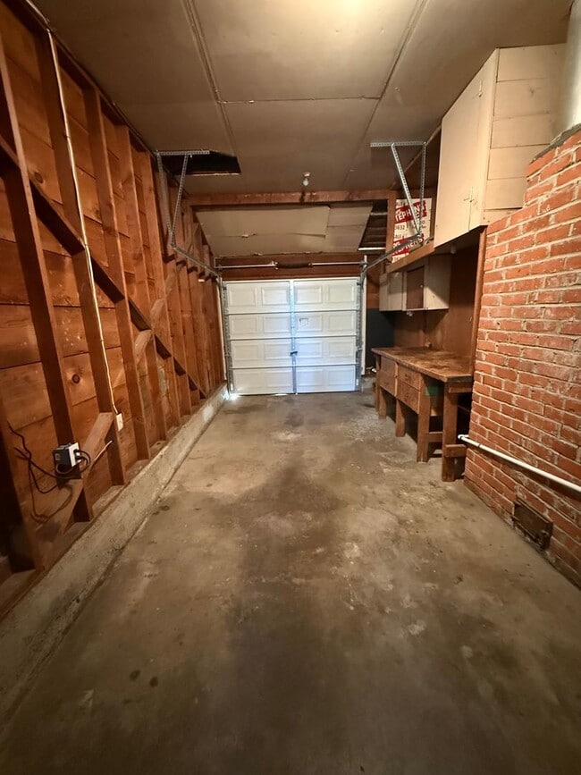 Building Photo - Spacious 2 bed 1 bath available now!