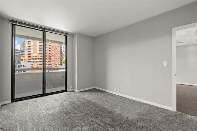 Building Photo - 3481 Lakeside Dr NE