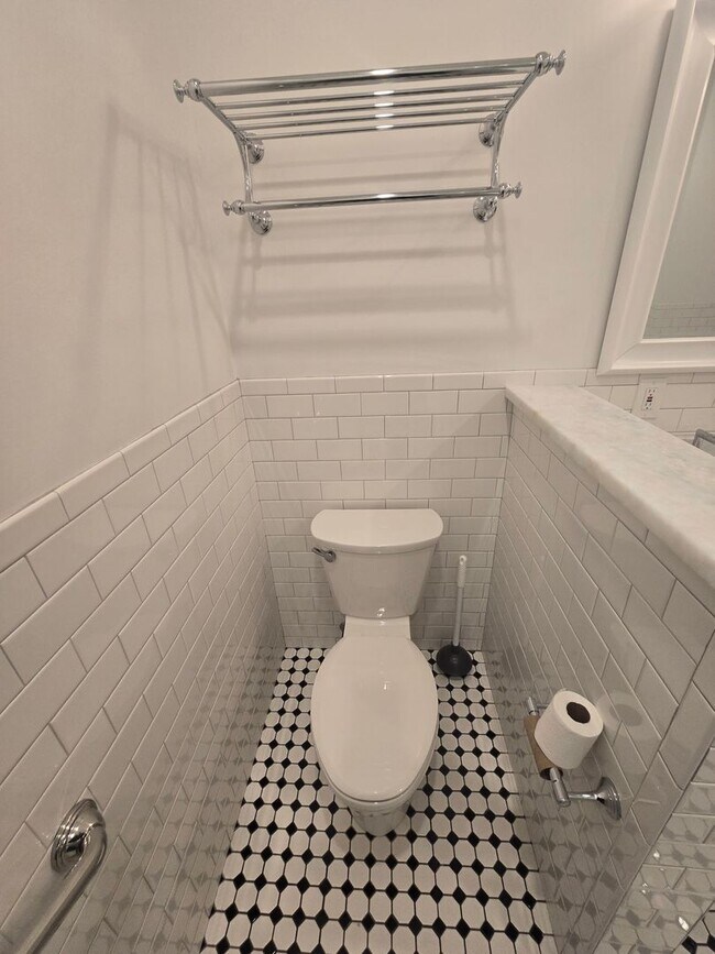 Building Photo - 1815 Main St