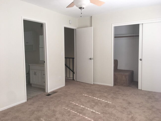 Building Photo - Freshly updated Woodside Park townhouse, close to Fresno State.