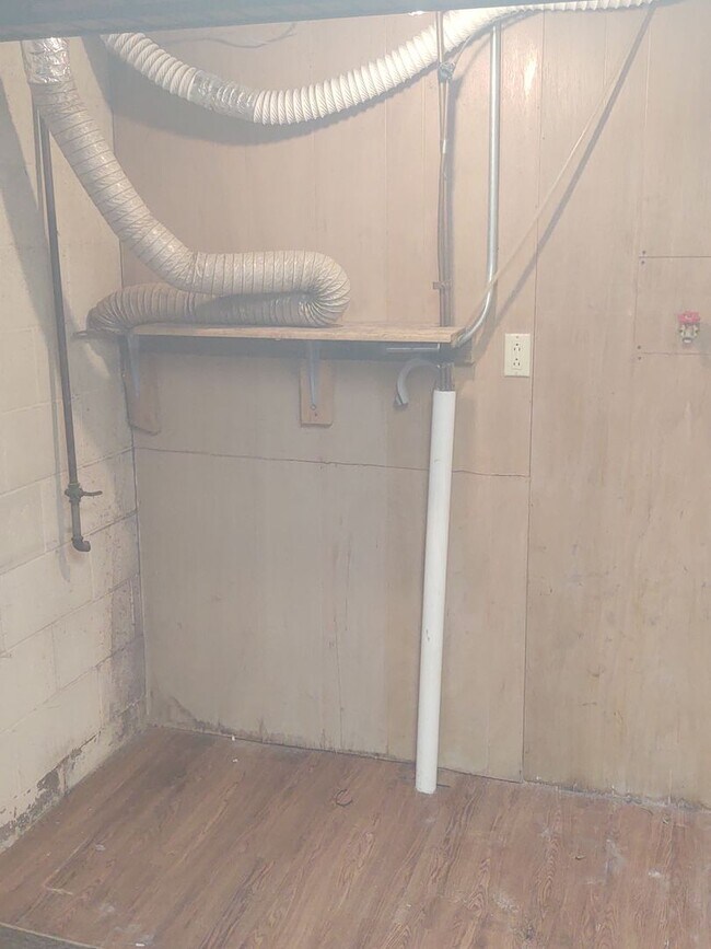 Building Photo - SW 413/415 Milan