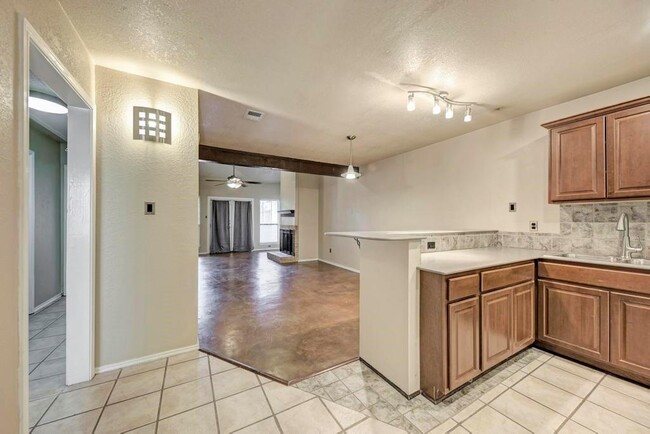 Building Photo - 7211 Lakewood Dr