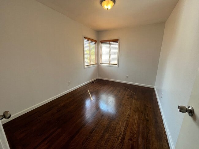 Building Photo - Three Bedroom House Available in Albany!!!