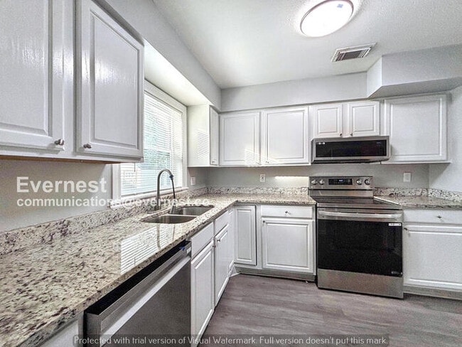 Building Photo - Spacious 4 Bed, 2 Bath Home with Off-Street Parking and Hookups