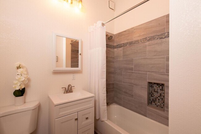 Building Photo - Modern Bayside Retreat – Renovated 3 Bed +...