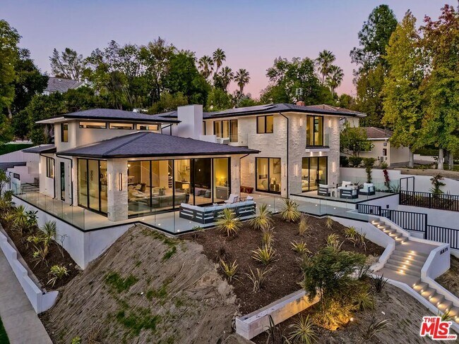 Building Photo - 16879 Mooncrest Dr