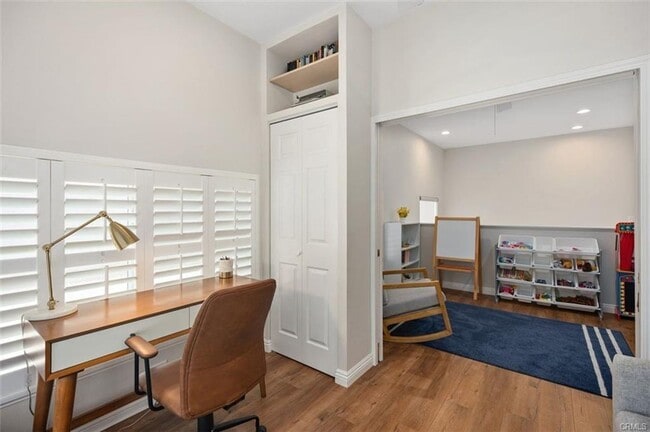 Building Photo - 3 bedroom in Gated Victoria Community!