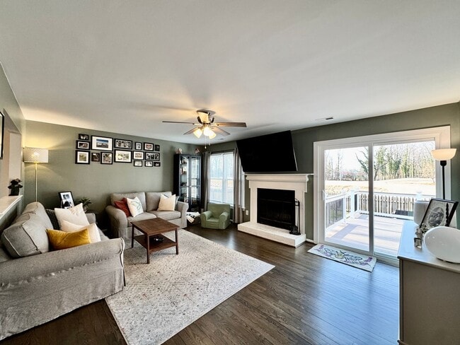 Building Photo - A Fabulous Home w/Water & Golf Course Views Available 05-04-26! Fenced Yard & Dog-Friendly!