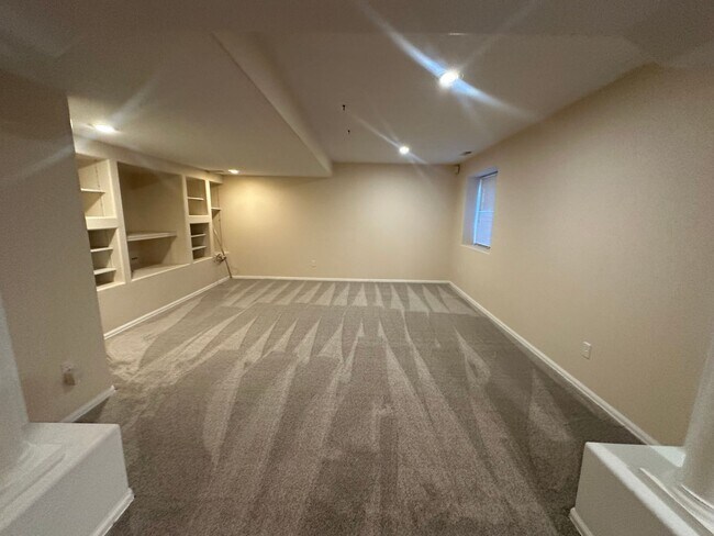 Building Photo - 7640 Lonergan Ct