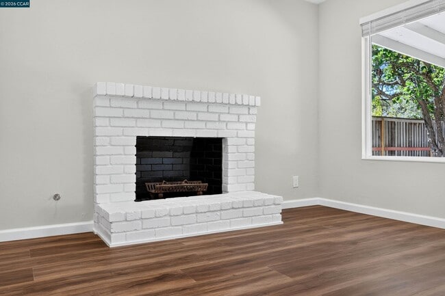 Building Photo - 121 Violet Rd