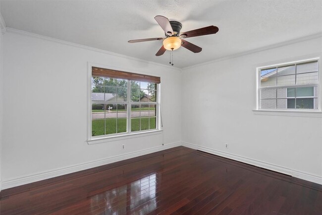 Building Photo - Perfectly Located Home Near Downtown Round...