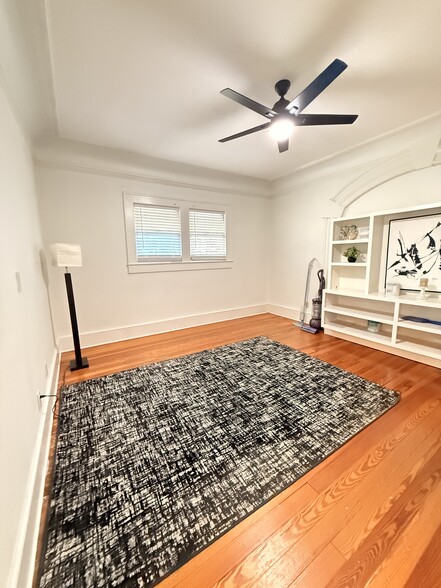 Building Photo - 1920 Victoria Ave