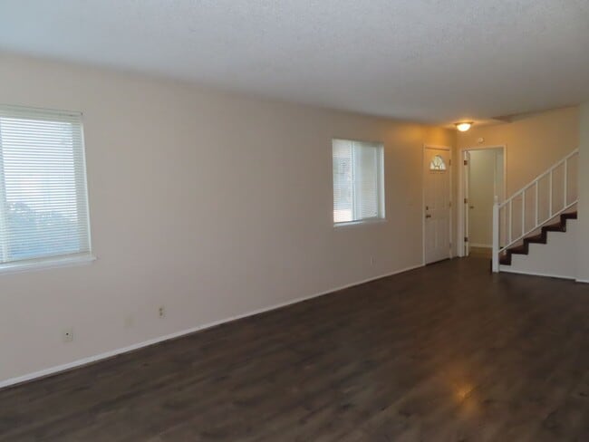 Building Photo - 3 Bed/ 1.5 Bath Townhouse Near Gateway Are...